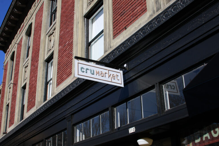 CruMarket_BladeSign_Med